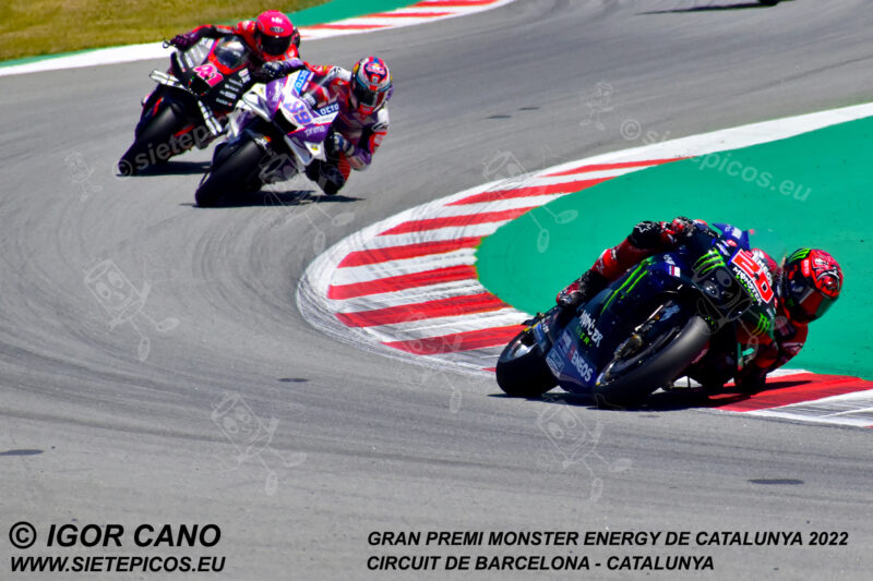 Piloto Fabio Quartararo (20) (Monster Energy Yamaha MotoGP) seguido de los pilotos Jorge Martin (89) (Pramac Racing) y Aleix Espagaro (41) (Aprilia Racing) en Curva Renault.Gran Premi Monster Energy de Catalunya 2022, Circuit de Barcelona-Catalunya. Montmelo. España. MotoGPTM. Montmeló-2022