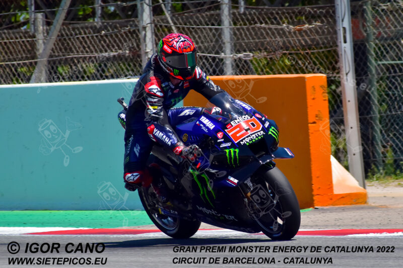 Piloto Fabio Quartararo (20) (Monster Energy Yamaha MotoGP) entrando en curva Elf. Gran Premi Monster Energy de Catalunya 2022, Circuit de Barcelona-Catalunya. Montmelo. España. MotoGPTM. Montmeló-2022