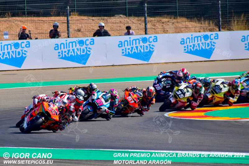 Salida Moto2 en curva 1 liderada por el piloto Augusto Fernandez (37)(Red Bull KTM Ajo). Gran Premio Animoca Brands de Aragón 2022, Motorland Aragón. Alcañiz. Teruel. España. Moto2TM. Alcañiz 2022