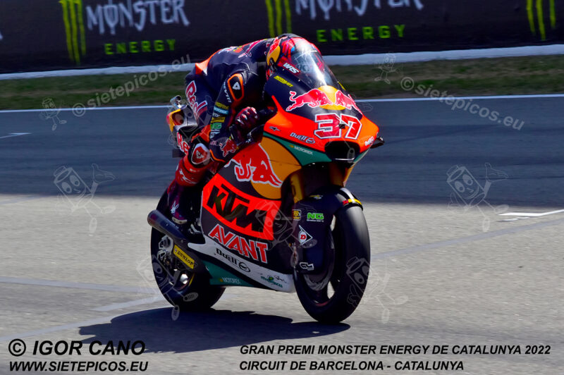 Piloto Augusto Fernandez (37) (Red Bull KTM Ajo) en recta de meta.Gran Premi Monster Energy de Catalunya 2022, Circuit de Barcelona-Catalunya. Montmelo. España. Moto2TM.Montmeló 2022
