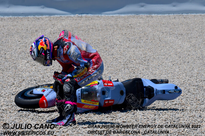 Caida del piloto Enea Bastianini (23) (Gresini Racing MotoGP) en curva Seat.Gran Premi Monster Energy de Catalunya 2022, Circuit de Barcelona-Catalunya. Montmelo. España. MotoGPTM. Montmeló-2022