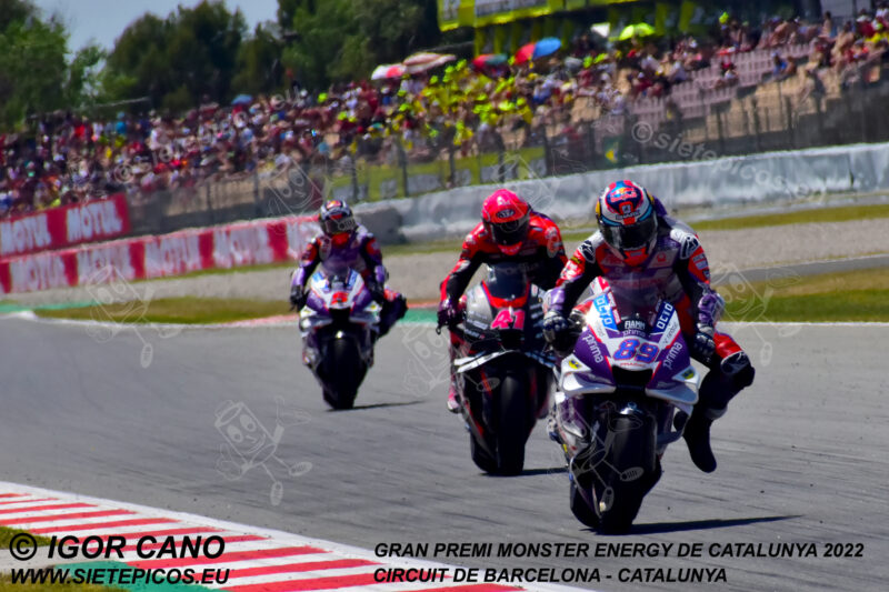 Piloto Jorge Martin (89) (Pramac Racing) entrando en curva La Caixa seguido de los pilotos Aleix Espagaro (41) (Aprilia Racing) y Johann Zarco (5) (Pramac Racing Ducati). Gran Premi Monster Energy de Catalunya 2022, Circuit de Barcelona-Catalunya. Montmelo. España. MotoGPTM. Montmeló-2022