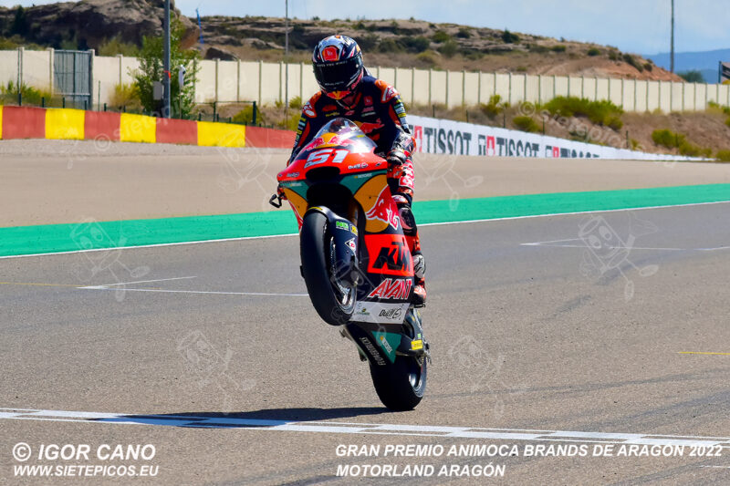 Wheelie del piloto Pedro Acosta (51) (Red Bull KTM Ajo) en linea de meta. Gran Premio Animoca Brands de Aragón 2022, Motorland Aragón. Alcañiz. Teruel. España. Moto2TM. Alcañiz 2022