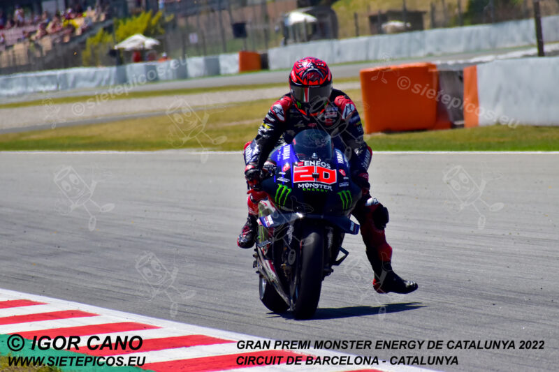 Piloto Fabio Quartararo (20) (Monster Energy Yamaha MotoGP) entrando en curva La Caixa. Gran Premi Monster Energy de Catalunya 2022, Circuit de Barcelona-Catalunya. Montmelo. España. MotoGPTM. Montmeló-2022