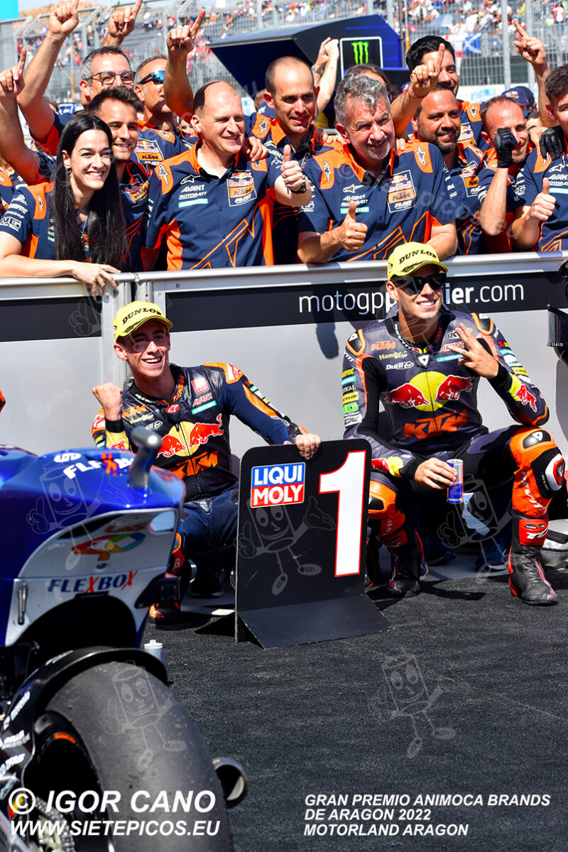 Pilotos Pedro Acosta (51) y Augusto Fernandez (37) (Red Bull KTM Ajo) en corralito. Gran Premio Animoca Brands de Aragón 2022, Motorland Aragón. Alcañiz. Teruel. España. Moto2TM. Alcañiz 2022