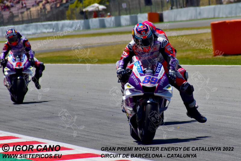 Piloto Jorge Martin (89) (Pramac Racing) entrando en curva La Caixa seguido del piloto Johann Zarco (5) (Pramac Racing Ducati). Gran Premi Monster Energy de Catalunya 2022, Circuit de Barcelona-Catalunya. Montmelo. España. MotoGPTM. Montmeló-2022