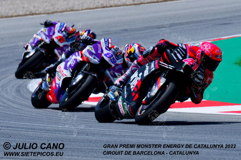 Piloto Aleix Espagaro (41) (Aprilia Racing) saliendo de curva Seat seguido de los pilotos Jorge Martin (89) (Pramac Racing) y Johann Zarco (5) (Pramac Racing Ducati).Gran Premi Monster Energy de Catalunya 2022, Circuit de Barcelona-Catalunya. Montmelo. España. MotoGPTM. Montmeló-2022