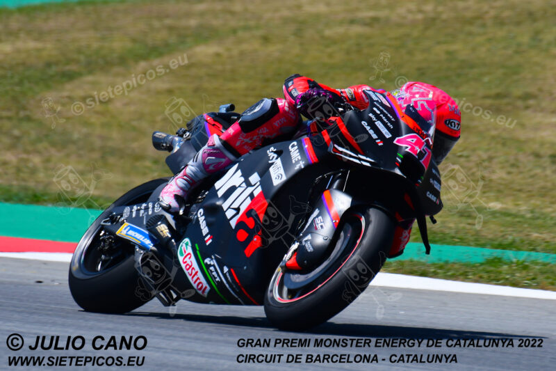 Piloto Aleix Espagaro (41) (Aprilia Racing) saliendo de curva Seat.Gran Premi Monster Energy de Catalunya 2022, Circuit de Barcelona-Catalunya. Montmelo. España. MotoGPTM. Montmeló-2022