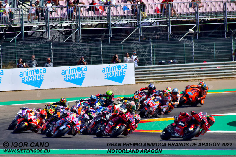 Salida MotoGP en curva 1 liderada por el piloto Francesco (Pecco) Bagnaia (63) (Ducati Lenovo Team). Gran Premio Animoca Brands de Aragón 2022, Motorland Aragón. Alcañiz. Teruel. España. MotoGPTM. Alcañiz 2022