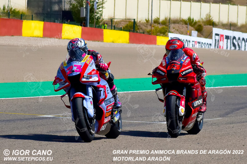 Pilotos Enea Bastianini (23) (Gresini Racing MotoGP) y Francesco (Pecco) Bagnaia (63) (Ducati Lenovo Team) entrando en meta. Gran Premio Animoca Brands de Aragón 2022, Motorland Aragón. Alcañiz. Teruel. España. MotoGPTM. Alcañiz 2022