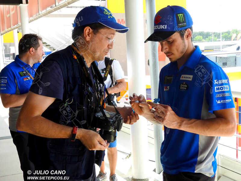 Nuestro fotografo Igor Cano explicando al Campeón del mundo de MotoGP el proyecto de la UPM con las Moto-E EME-20E y EME-23E. Circuit de Barcelona-Catalunya. Montmelo. España. MotoGPTM. UPM-Motostudent