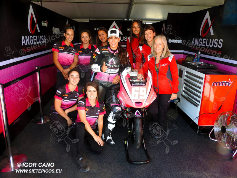 Equipo Angeluss MTA Team con su piloto Maria Herrera (69) en el centro. Gran Premio Animoca Brands de Aragón 2022, Motorland Aragón, Alcañiz, Teruel, Moto3TM. Alcañiz 2022